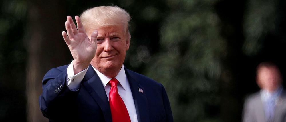 FILE PHOTO: U.S. President Donald Trump waves next to U.S. Ambassador to U.K. Woody Johnson as he leaves the latter's residence, in London, Britain, July 13, 2018. REUTERS/Kevin Lamarque/File Photo