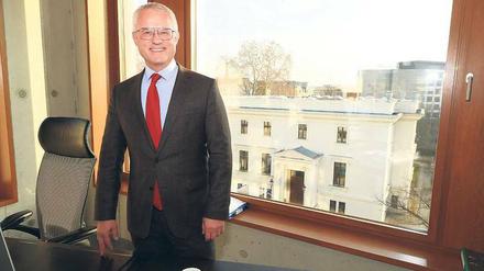 Verbandschef Peter Kurth in seinem neuen Büro am Reichpietschufer mit Blick auf die Stiftung Preußischer Kulturbesitz. 