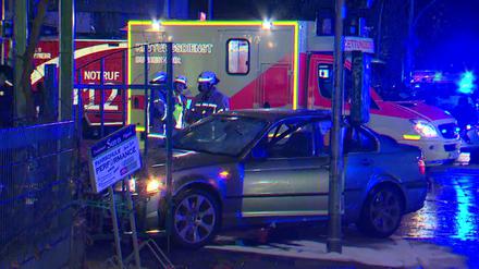 Am Unfallort. Nach Angaben der Feuerwehr wurden fünf Menschen verletzt, mindestens drei davon schwer. 