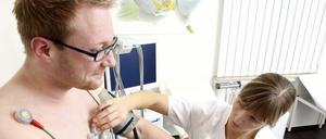 Arztpraxis. Belastungs-EKG Untersuchung zur Messung der Herzfunktionen, bei einem Patienten, auf einem Cardiogerät. Arztpraxis Medizin