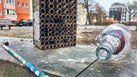 Flasche leer. Überreste der Silvesternacht in Mitte.