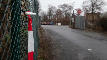 Am Tatort. Die Frau wurde in einer Hofeinfahrt in der Oderstraße mit einer Kopfverletzung gefunden.