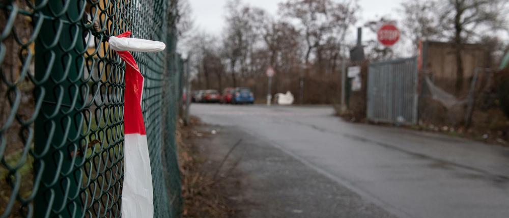 Am Tatort. Die Frau wurde in einer Hofeinfahrt in der Oderstraße mit einer Kopfverletzung gefunden.