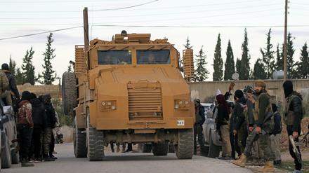 Türkische Soldaten sind in einem Militärfahrzeug in Syrien unterwegs.
