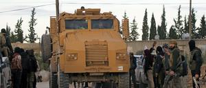 Türkische Soldaten sind in einem Militärfahrzeug in Syrien unterwegs.
