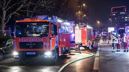 Löschfahrzeuge in der Silvesternacht bei einem Einsatz in der Leipziger Straße in Berlin-Mitte.