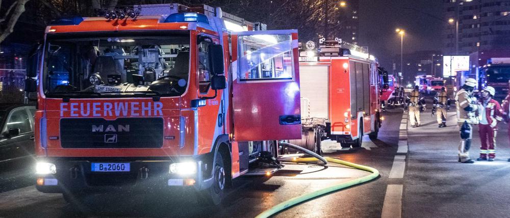 Löschfahrzeuge in der Silvesternacht bei einem Einsatz in der Leipziger Straße in Berlin-Mitte.