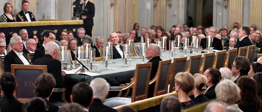 Mitglieder der Schwedischen Akademie sitzen auf der jährlichen Hauptversammlung im Gebäude der Alten Börse in Stockholm.