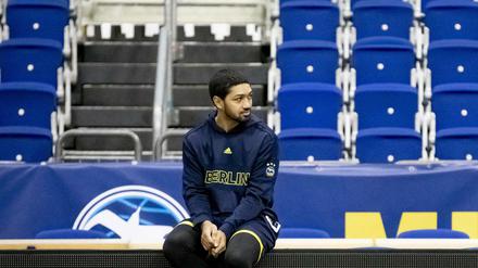 Zuschauer. Peyton Siva darf drei Wochen lang nur auf Krücken laufen und wird den Basketballern von Alba Berlin den gesamten Januar fehlen. 