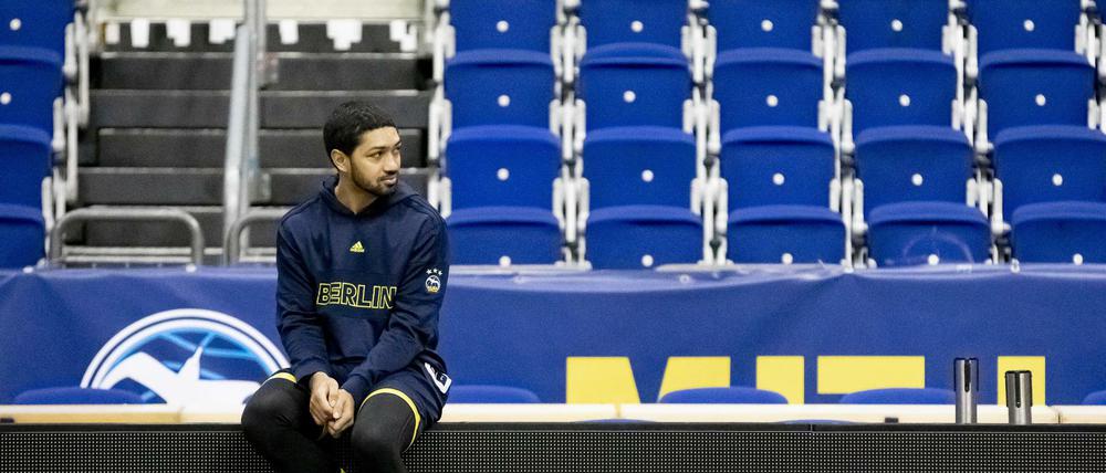 Zuschauer. Peyton Siva darf drei Wochen lang nur auf Krücken laufen und wird den Basketballern von Alba Berlin den gesamten Januar fehlen.