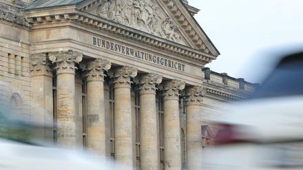 Autos fahren auf der Straße vor dem Bundesverwaltungsgericht in Leipzig entlang. 