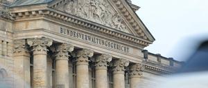 Autos fahren auf der Straße vor dem Bundesverwaltungsgericht in Leipzig entlang. 