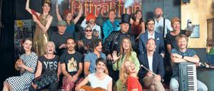 Kirche der Komiker. Macher, Moderatorinnen und Künstler auf den Bänken der Scheinbar. 