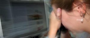 Alles zu viel. Vor allem Ältere schlucken für den Job leistungssteigernde Medikamente.