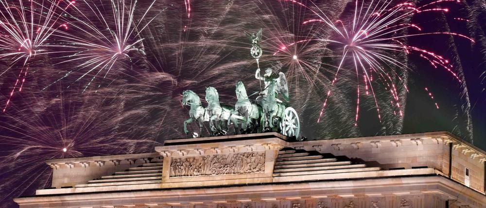 Feuerwerk über der Quadriga auf dem Brandenburger Tor in Berlin.