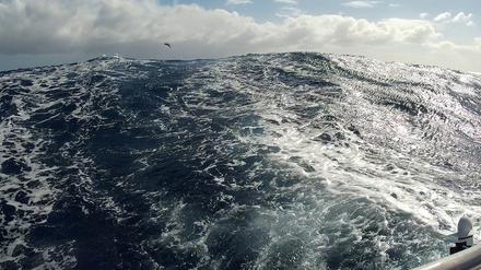 Was immer gleich bleibt. Eine hohe Dünung im Südpolarmeer, aufgenommen vom Jean Luc van den Heede, der das Golden Globe Race anführt. 