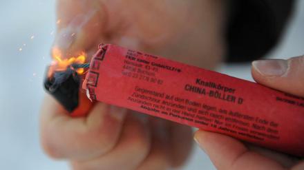 Wer es an Silvester knallen lassen will, sollte auch auf das richtige Feuerzeug achten
