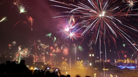 Manche kommen durch Feuerwerk in Silvesterfeierlaune - wie hier in Hamburg.