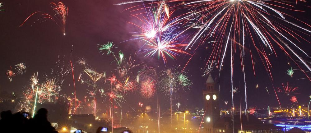 Manche kommen durch Feuerwerk in Silvesterfeierlaune - wie hier in Hamburg.