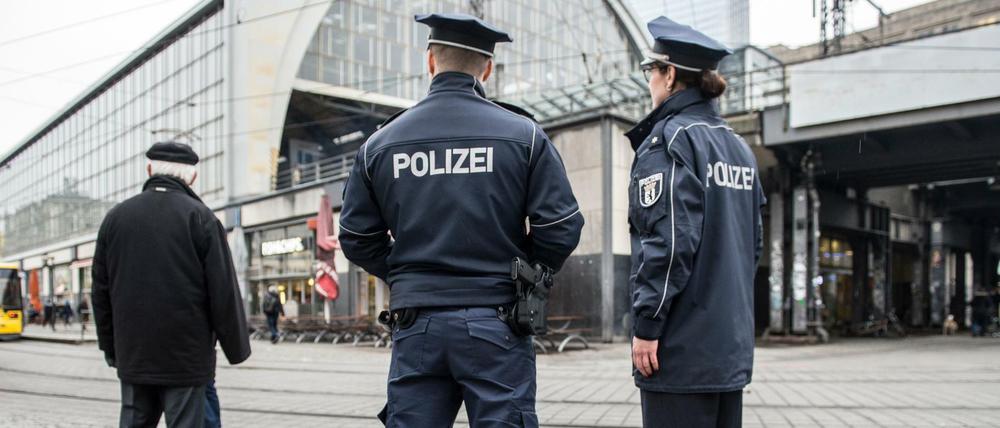 Polizeistreife am Alexanderplatz