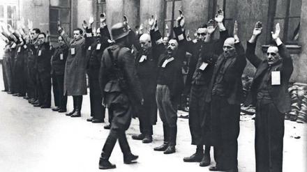 Vernichtet. Bewohner des Warschauer Ghettos vor dem Abtransport nach Treblinka (undatierte Aufnahme).