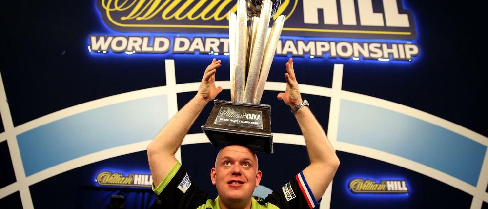 Die Krone zum Spiel. Michael van Gerwen bejubelt seinen dritten WM-Titel.