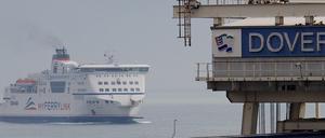 Eine Fähre verlässt den Hafen von Dover.