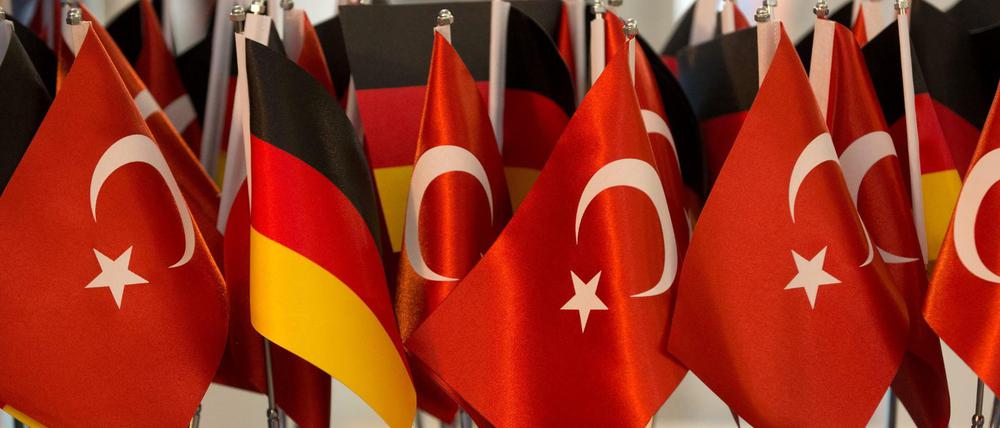Kein einfaches Miteinander: deutsche und türkische Flaggen. (Symbolbild)