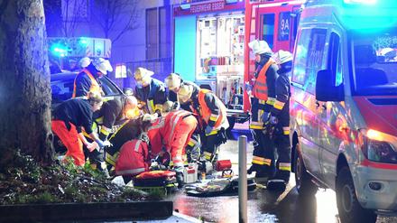Rettungssanitäter beugen sich über einen Mann, der beim Anschlag von Essen von einem Auto überrollt worden war. 