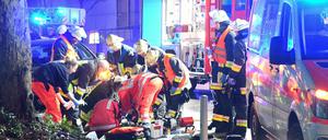 Rettungssanitäter beugen sich über einen Mann, der beim Anschlag von Essen von einem Auto überrollt worden war. 