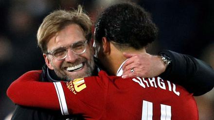 Der Trainer und sein Abwehrchef. Virgil van Dijk ist einer der Gründe, warum Jürgen Klopp mit dem FC Liverpool an der Tabellenspitze steht.