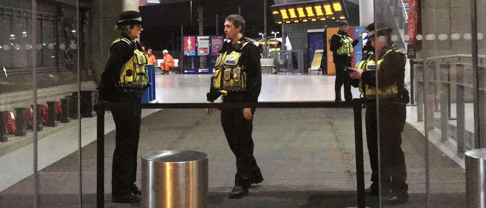 Polizisten stehen am Bahnhof Victoria Station, nachdem ein Mann hier drei Menschen mit einem Messer verletzt hatte. 