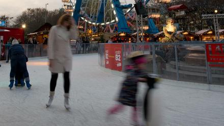 Die Eisbahn auf dem Weihnachtsmarkt am Neptunbrunnen in Berlin-Mitte.