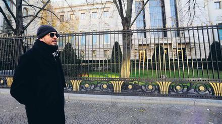 Unterwegs in Mitte. Der Spaziergang führt Cookie auch an der Russischen Botschaft vorbei. 