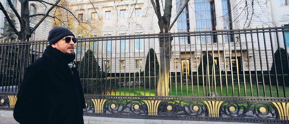 Unterwegs in Mitte. Der Spaziergang führt Cookie auch an der Russischen Botschaft vorbei.