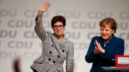Annegret Kramp-Karrenbauer (links) und Angela Merkel