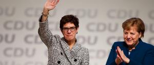 Annegret Kramp-Karrenbauer (links) und Angela Merkel