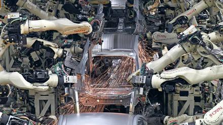 Allerhand. Hoch komplexe vollautomatische Systeme kosten viel Geld, stehen oft still und verharren auf derselben Entwicklungsstufe. „Nur Menschen können Prozesse verbessern.“