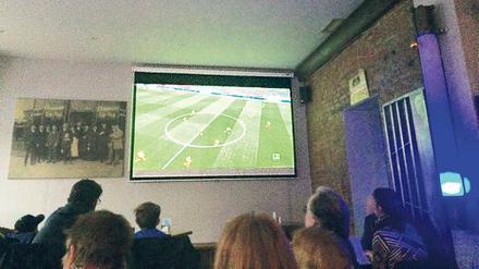 Fußballübertragung im Café Rizz