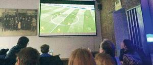 Fußballübertragung im Café Rizz