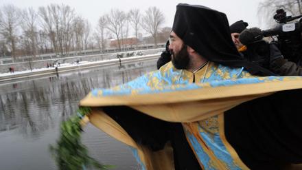 Wasserweihe: Das Ritual an der Spree wird jedes Jahr am 6. Januar zelebriert.