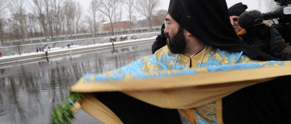 Wasserweihe: Das Ritual an der Spree wird jedes Jahr am 6. Januar zelebriert.