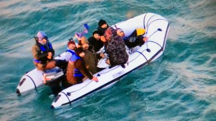 Die Flüchtlinge auf diesem Boot mussten von der französischen Marine gerettet werden