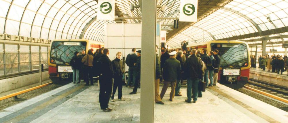 Die ersten Bahnen im neuen Bahnhof Spandau. Jetzt hat auch Spandau seine S-Bahn wieder. Am 30.12.1998 schickte der Regierende Bürgermeister EberhardDiepgen mittags die erste Bahn auf die Fahrt gen Berlin. 