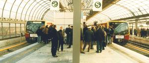 Die ersten Bahnen im neuen Bahnhof Spandau. Jetzt hat auch Spandau seine S-Bahn wieder. Am 30.12.1998 schickte der Regierende Bürgermeister EberhardDiepgen mittags die erste Bahn auf die Fahrt gen Berlin. 
