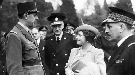 Militär trifft Monarchin. Charles de Gaulle (li.), der spätere französische Präsident, spricht 1941 in London mit Elizabeth, der Frau des britischen Königs George VI. De Gaulle gehörte zu den militärischen Leitungsfiguren, die erst im Exil rapide an Macht gewannen. Foto: AFP