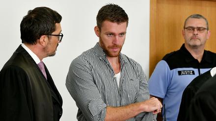 Der angeklagte frühere NPD-Politiker Maik Schneider und sein Verteidiger Oliver Milke (l.).