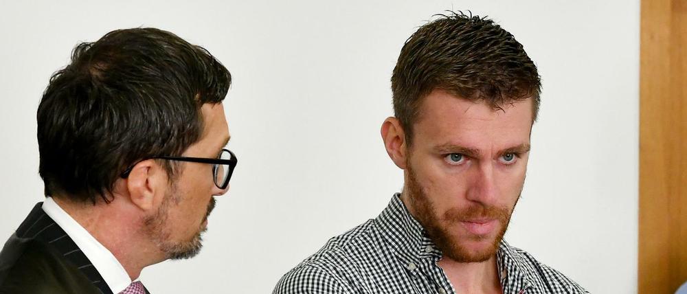 Der angeklagte frühere NPD-Politiker Maik Schneider und sein Verteidiger Oliver Milke (l.).