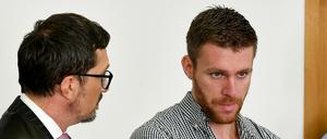 Der angeklagte frühere NPD-Politiker Maik Schneider und sein Verteidiger Oliver Milke (l.).