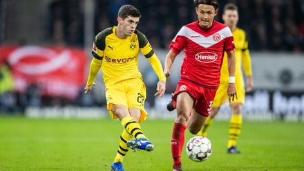 Abflug. Dortmunds Christian Pulisic (l.) spielt den Ball ab der neuen Saison für Chelsea.